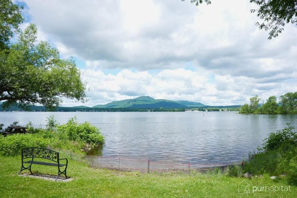 O Bord du Lac Memphremagog House in Magog