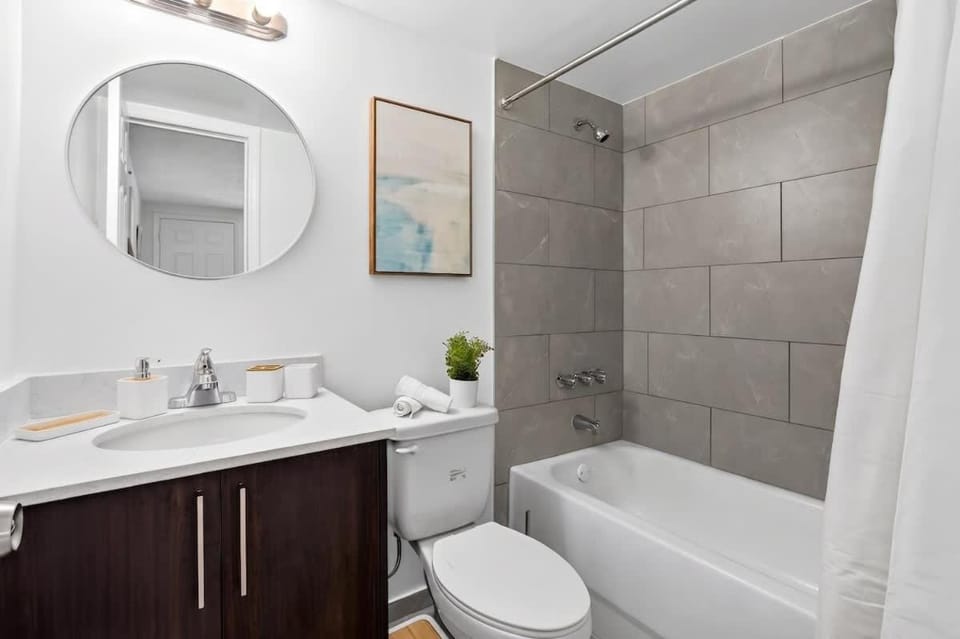 Bright 2BR Near Beach Airport & Las Olas Apartment in Dania Beach