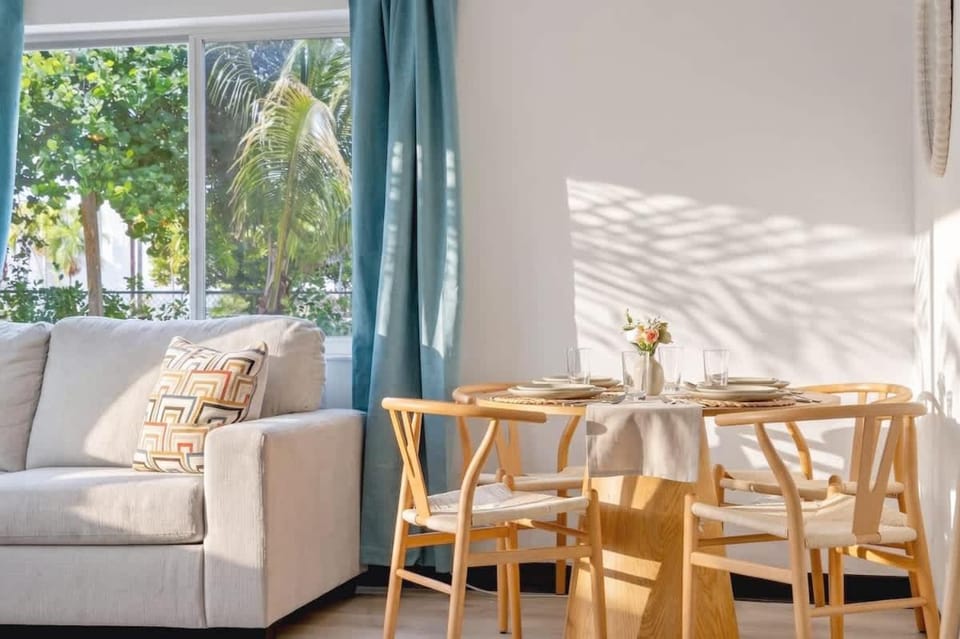 Bright 2BR Near Beach Airport & Las Olas Apartment in Dania Beach