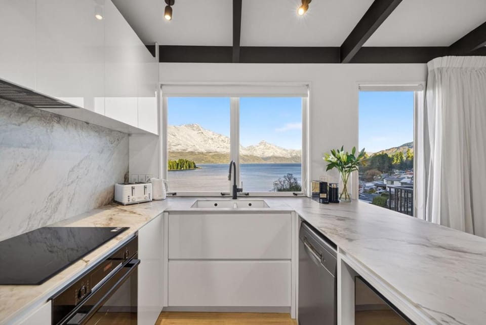 Kitchen or kitchenette, Lake view, Mountain view, stove