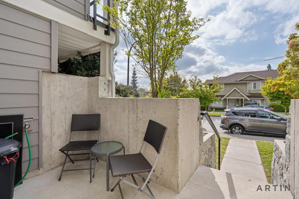 Modern 2BR Suite Near Lonsdale and Mountains Apartment in North Vancouver