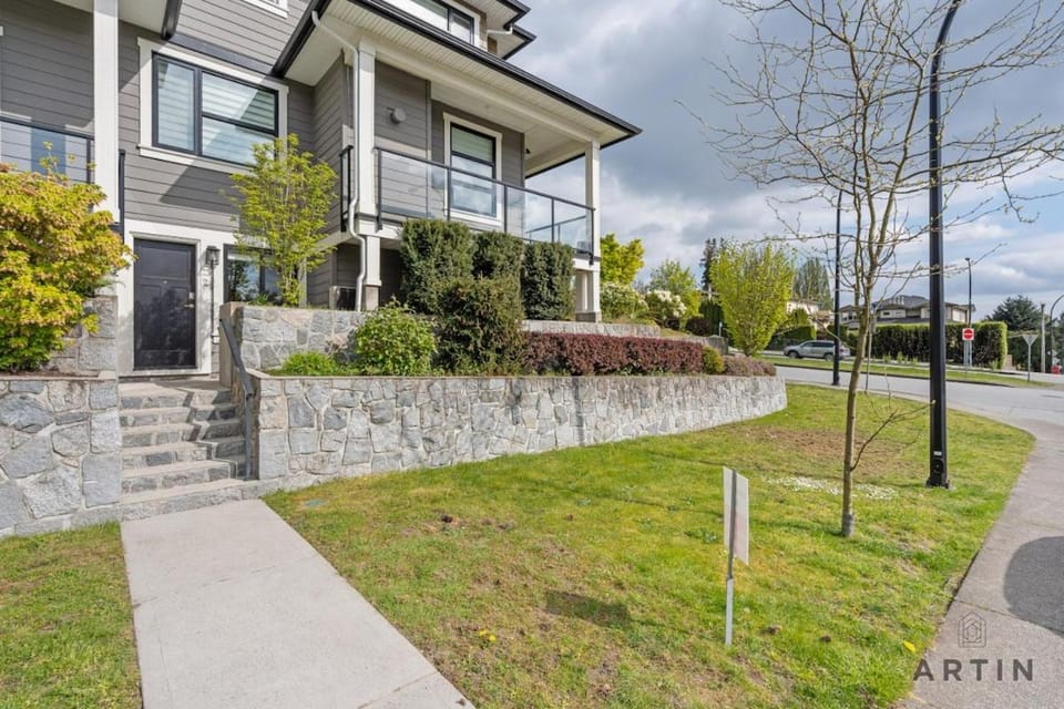 Modern 2BR Suite Near Lonsdale and Mountains Apartment in North Vancouver