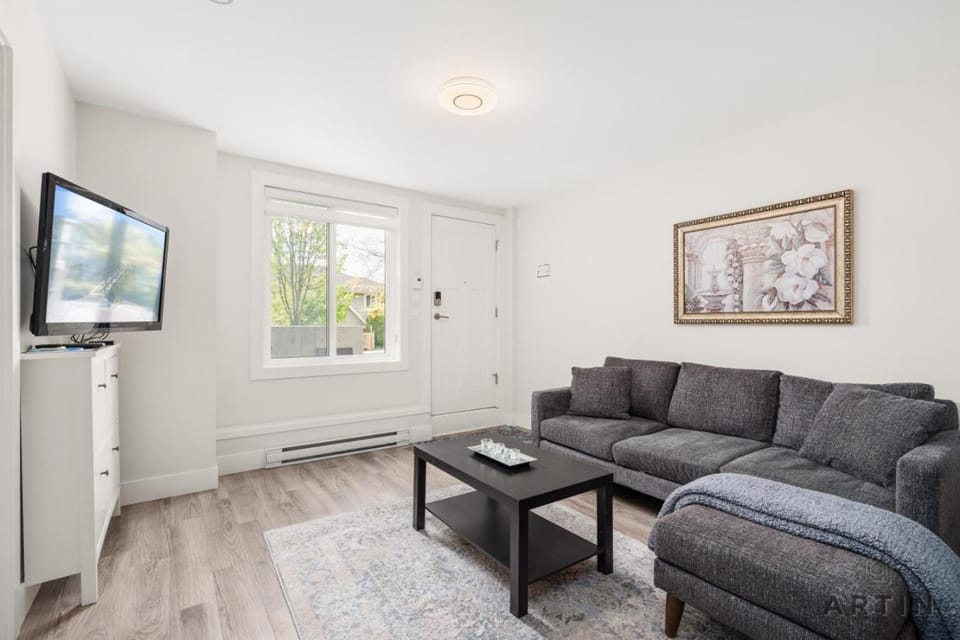 Modern 2BR Suite Near Lonsdale and Mountains Apartment in North Vancouver