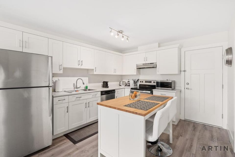 Modern 2BR Suite Near Lonsdale and Mountains Apartment in North Vancouver