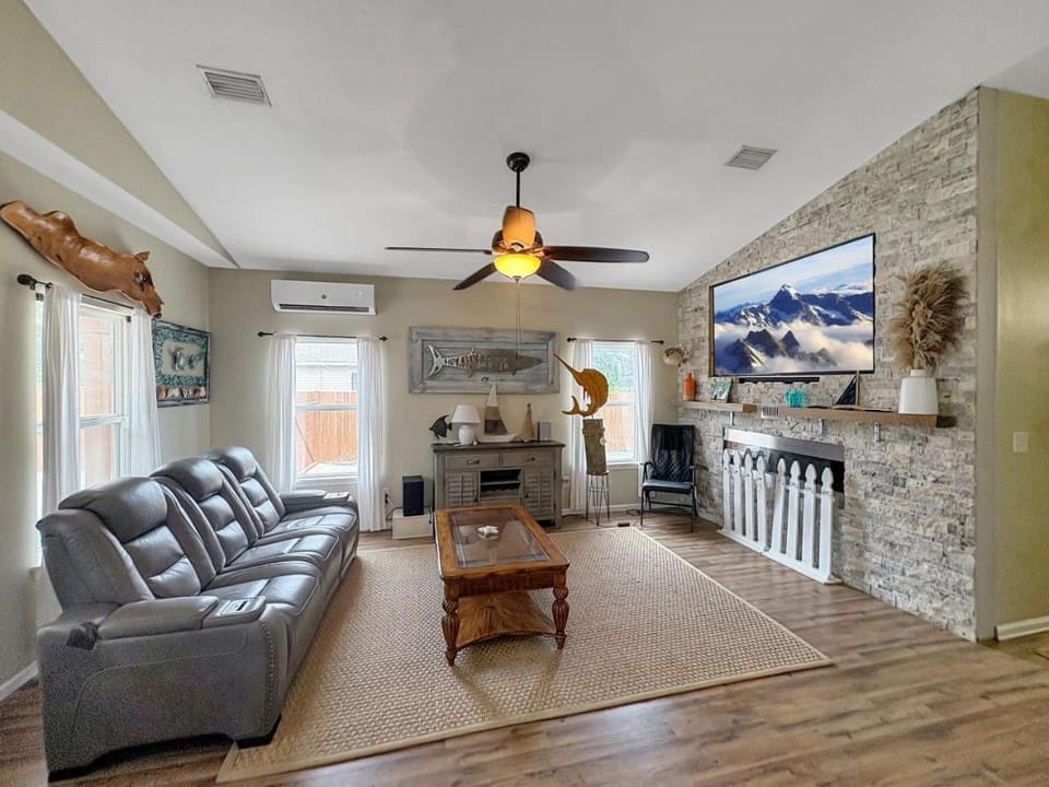 Bayou Breeze-East Hill, Close to Downtown and Beach House in Colorado