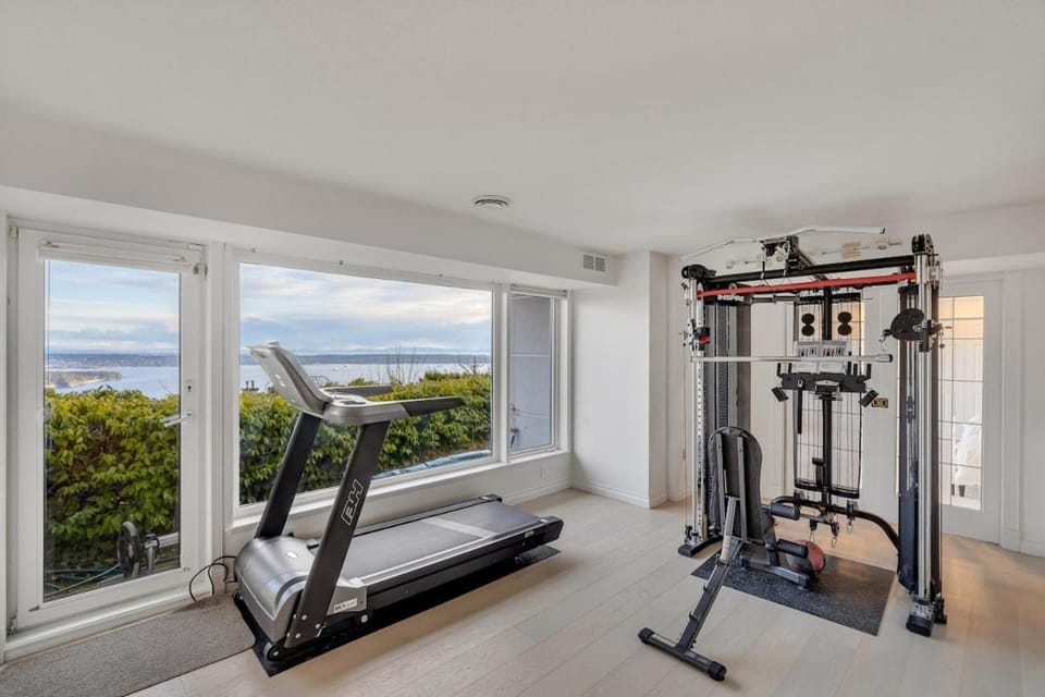 Luxury 6BR West Van Villa - Sky-High Ocean Views House in West Vancouver