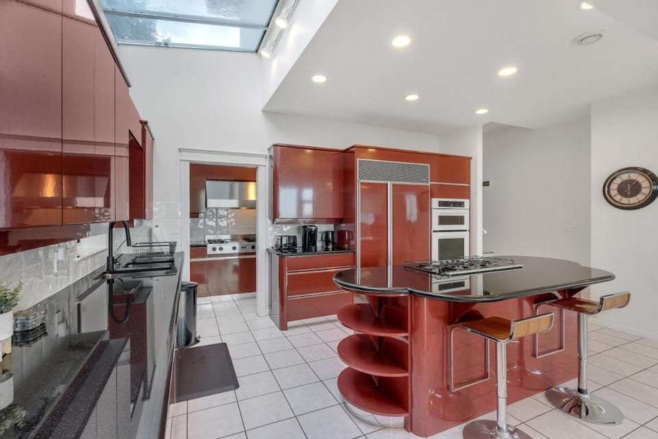 Luxury 6BR West Van Villa - Sky-High Ocean Views House in West Vancouver
