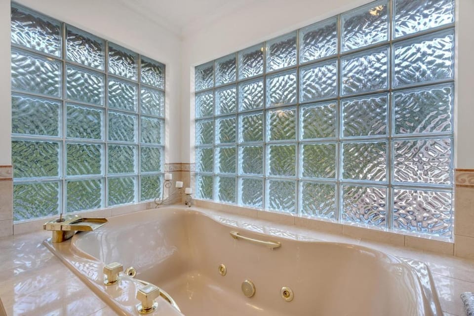 Luxury 6BR West Van Villa - Sky-High Ocean Views House in West Vancouver
