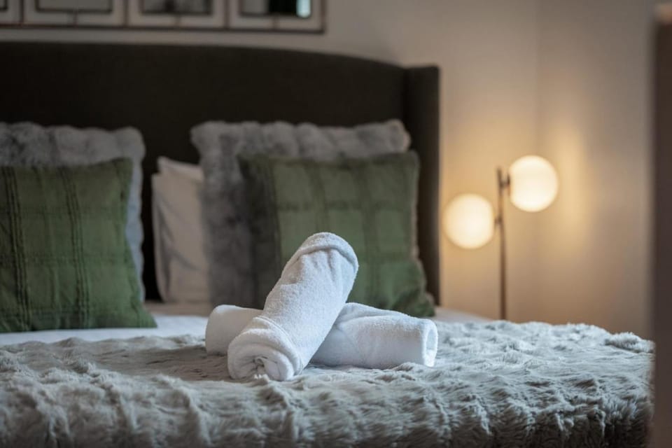 Bed, Bedroom, towels