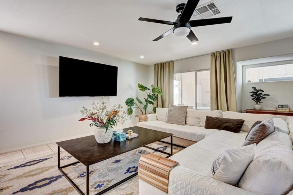 Beautiful 6BR with Casita, Game Room and Pool and Jacuzzi) House in Silverado Ranch