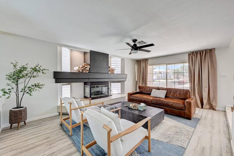 Beautiful 6BR with Casita, Game Room and Pool and Jacuzzi) House in Silverado Ranch