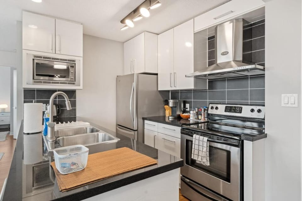 Modern Downtown Van 2BR Condo - Walk to BC Place Apartment in Vancouver