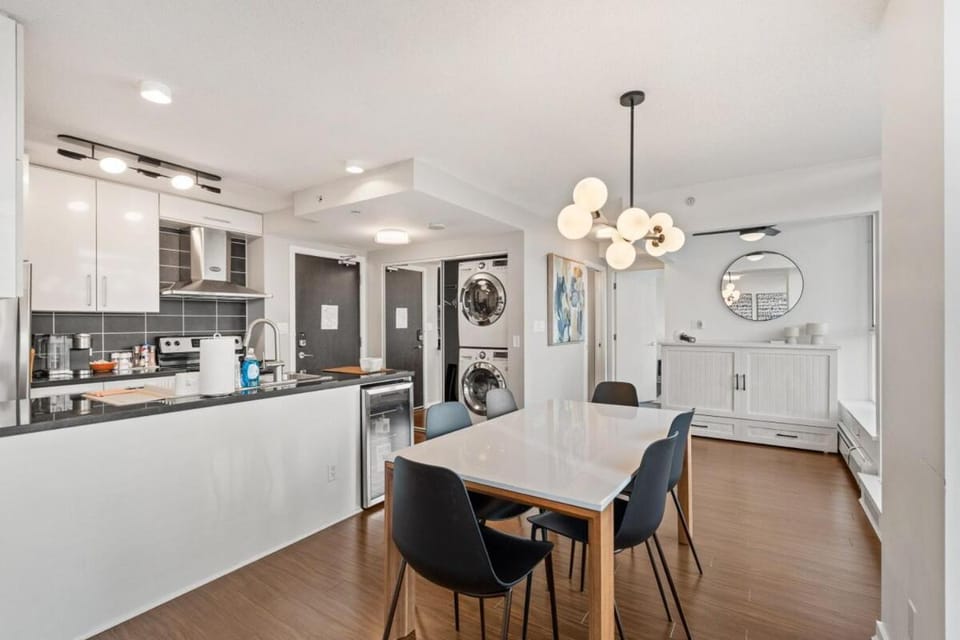 Modern Downtown Van 2BR Condo - Walk to BC Place Apartment in Vancouver