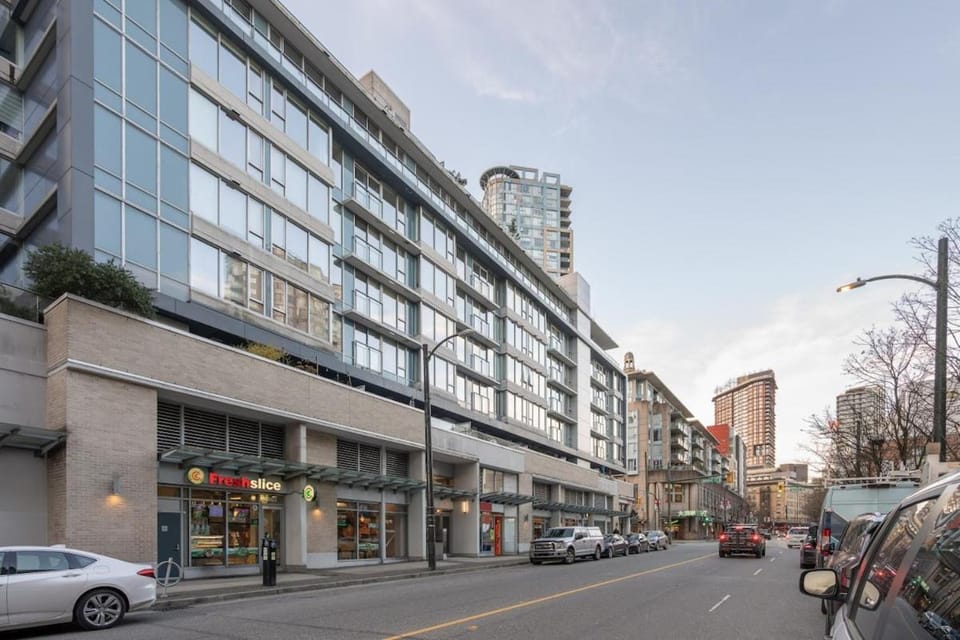 Modern Downtown Van 2BR Condo - Walk to BC Place Apartment in Vancouver