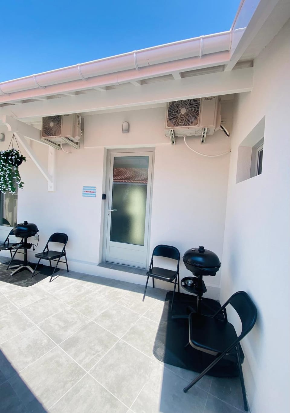 Property building, BBQ facilities, Balcony/Terrace