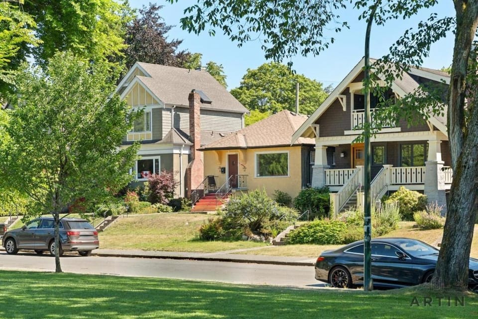 Bright 2BR Kits Gem - Walk to Parks and Beaches House in Vancouver