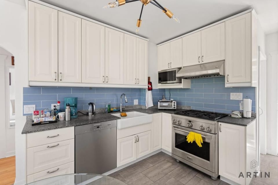Bright 2BR Kits Gem - Walk to Parks and Beaches House in Vancouver