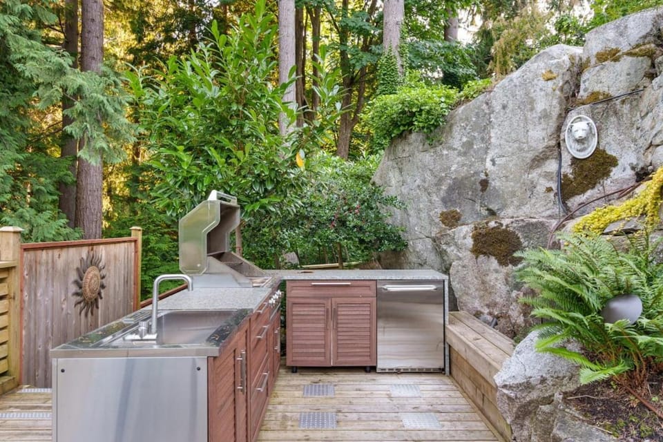 Luxe 3BR Coastal Retreat - Views, Hot Tub and BBQ House in West Vancouver