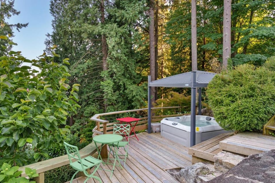 Luxe 3BR Coastal Retreat - Views, Hot Tub and BBQ House in West Vancouver