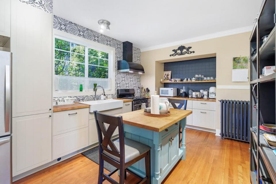 Luxe 3BR Coastal Retreat - Views, Hot Tub and BBQ House in West Vancouver