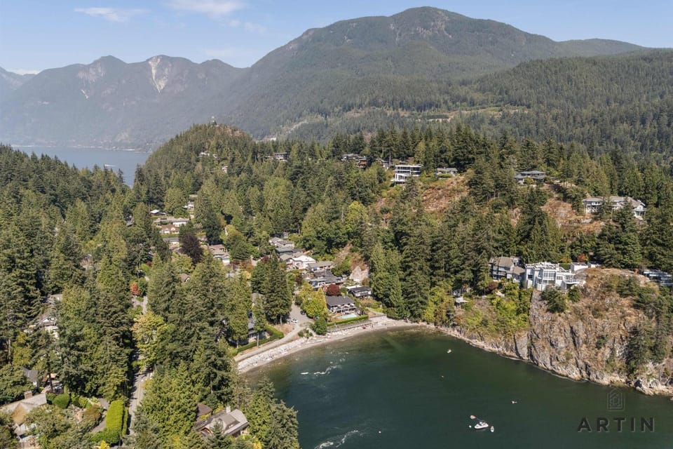 Scenic 4BR West Van Retreat - Walk to the Beaches House in West Vancouver