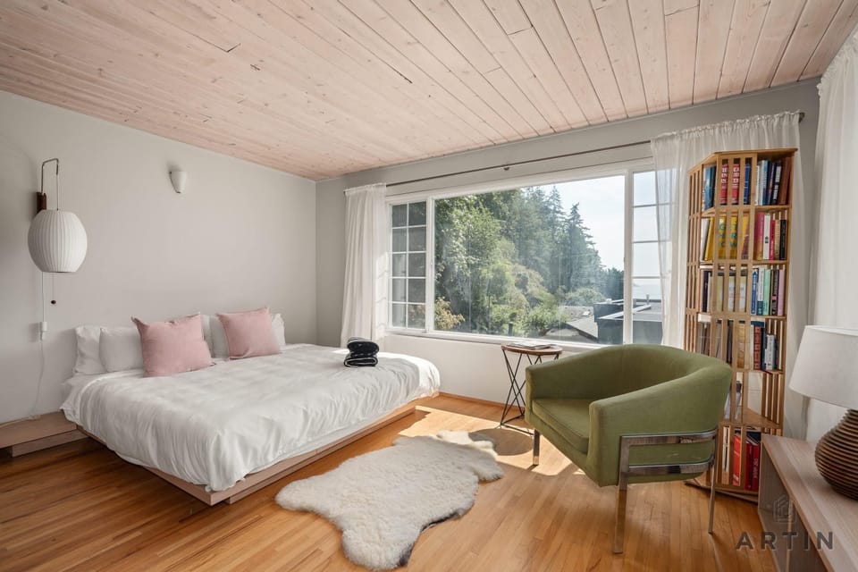 Scenic 4BR West Van Retreat - Walk to the Beaches House in West Vancouver