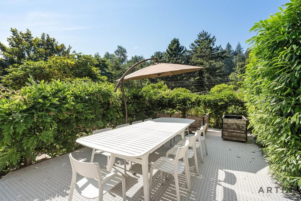 Scenic 4BR West Van Retreat - Walk to the Beaches House in West Vancouver