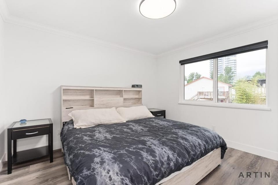 Modern 5BR Home Near Lions Gate with Glass Deck and BBQ House in West Vancouver