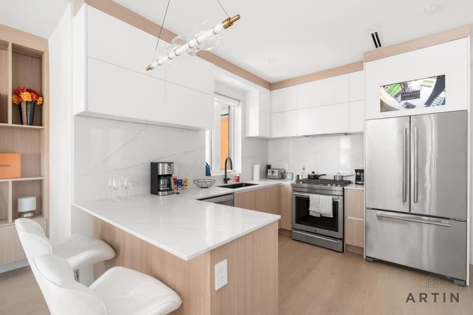 Newly Renovated 3BR Townhouse - Heart of East Van House in Vancouver