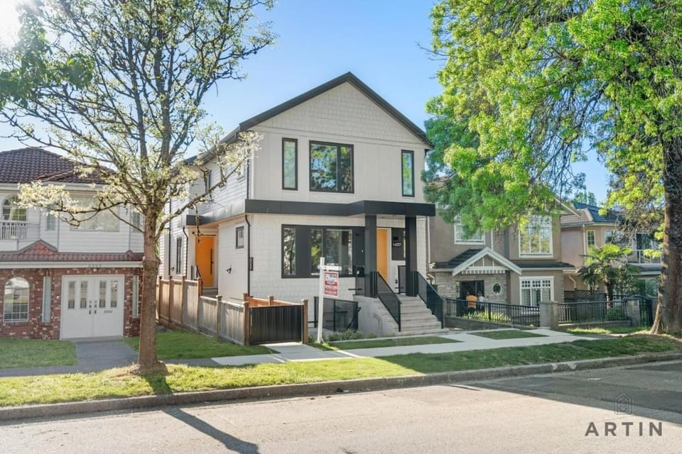 Newly Renovated 3BR Townhouse - Heart of East Van House in Vancouver