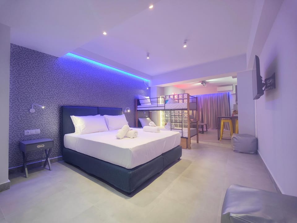 Bed, TV and multimedia, Dining area, bunk bed, air conditioner