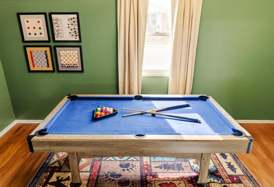 University Stay that Sleeps 10. Game Room, Firepit , and Grill House in Frankfort