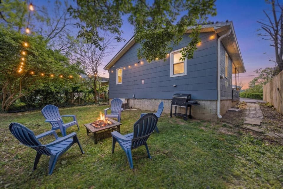 University Stay that Sleeps 10. Game Room, Firepit , and Grill House in Frankfort