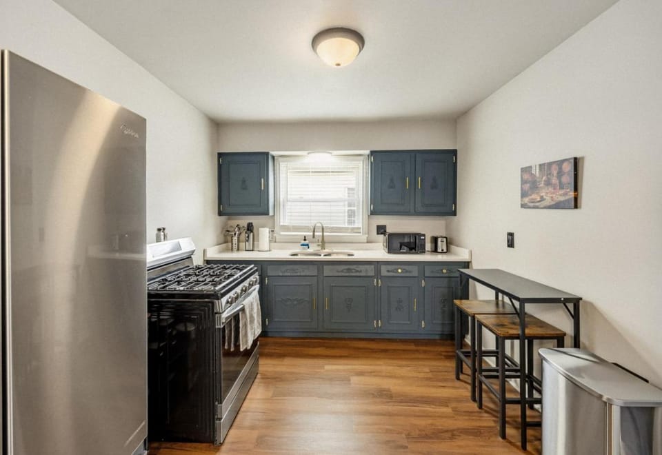 University Stay that Sleeps 10. Game Room, Firepit , and Grill House in Frankfort