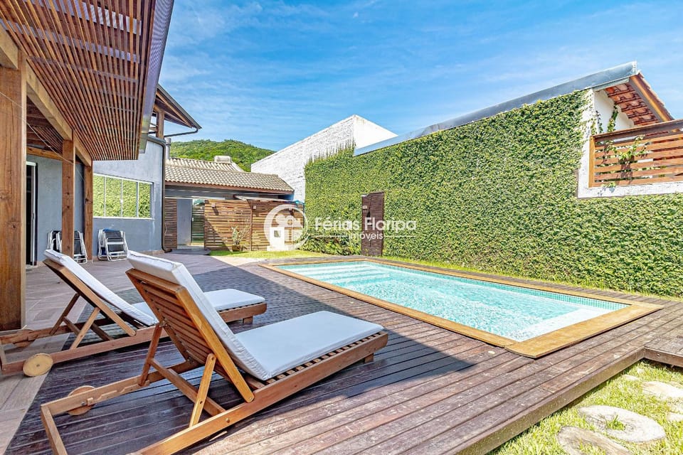 Condomínio tropical e piscina aquecida House in Florianopolis