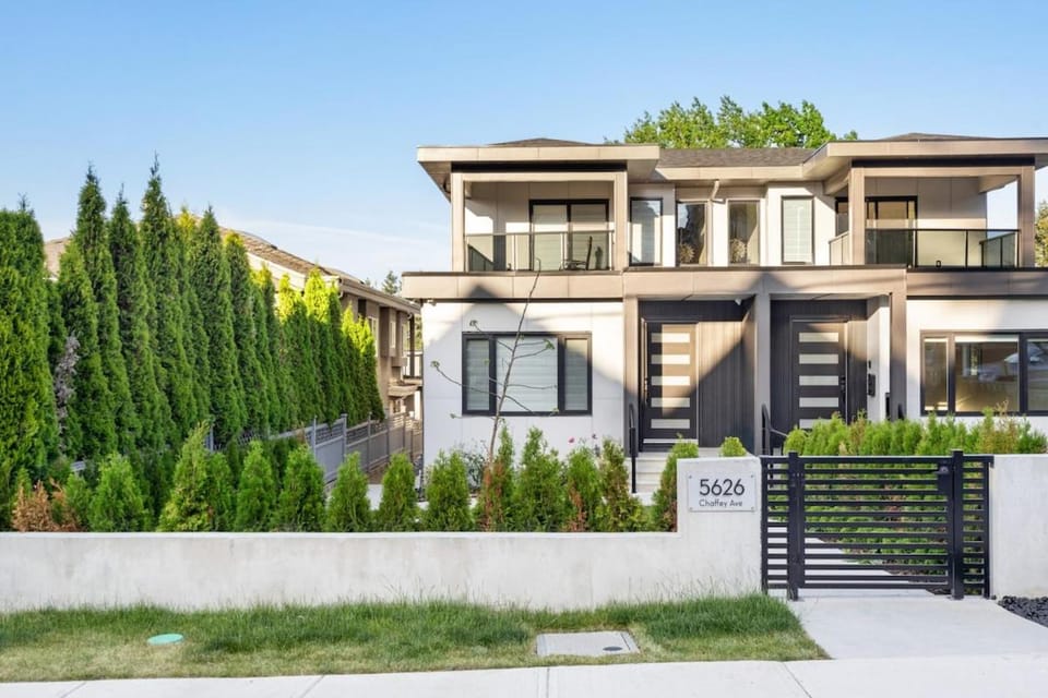 Charming Burnaby Hideaway Near Metrotown Apartment in Burnaby