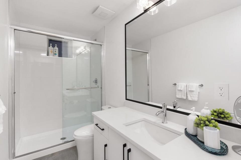 Charming Burnaby Hideaway Near Metrotown Apartment in Burnaby