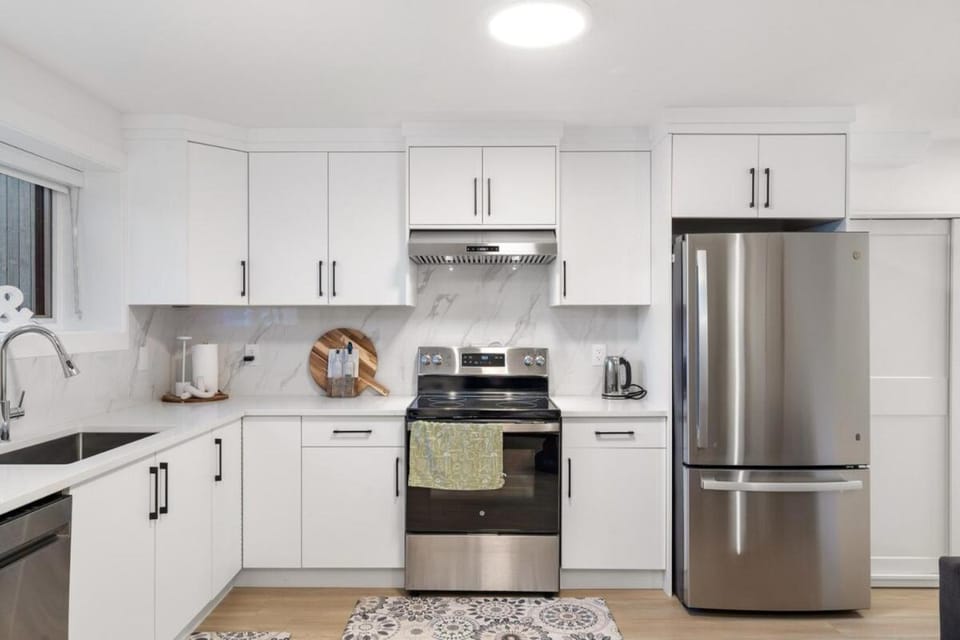 Charming Burnaby Hideaway Near Metrotown Apartment in Burnaby