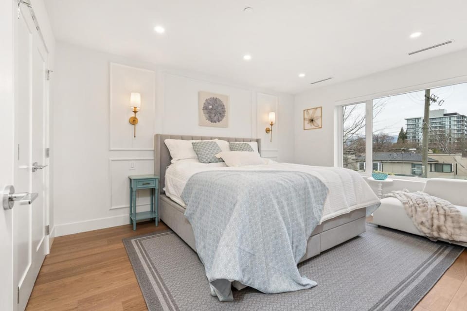 Brand-New Sun-Drenched Kits Home with Rooftop Deck House in Vancouver