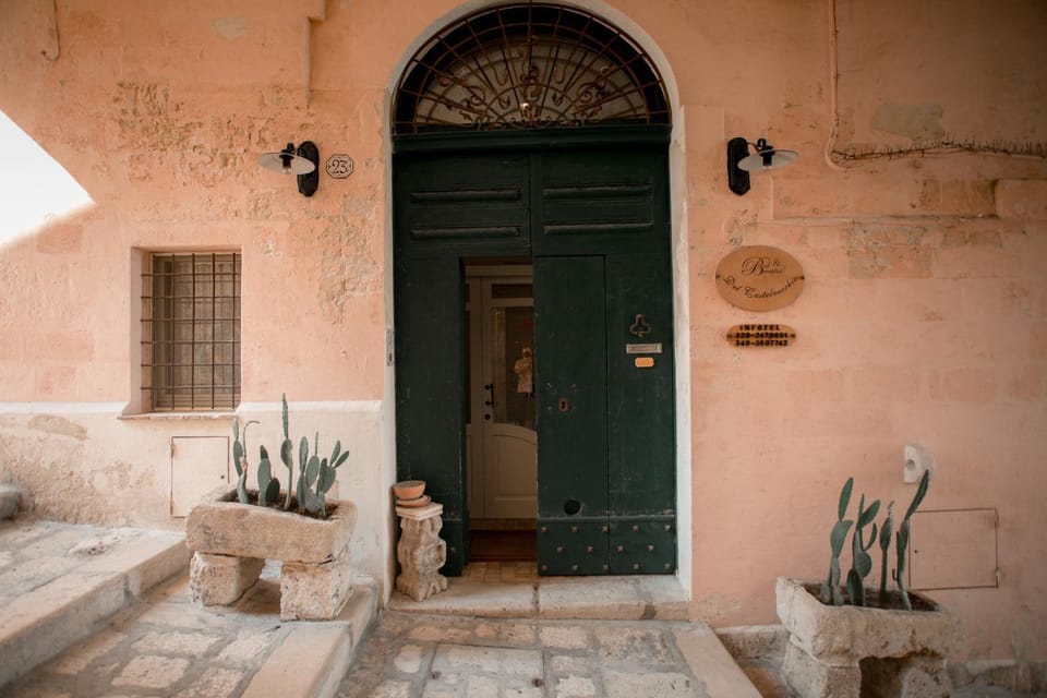 Facade/entrance, Internal: Not applicable to any particular room