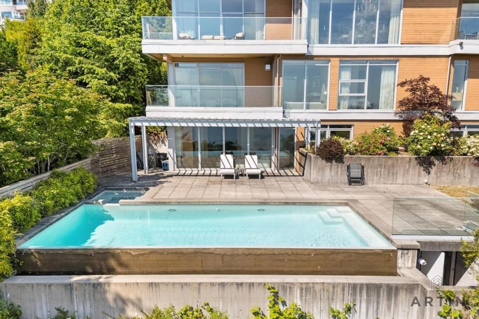 Luxury 5BR Mansion with Pool, Sauna and Scenic Views House in West Vancouver