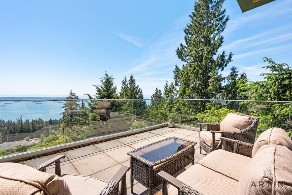 Luxury 5BR Mansion with Pool, Sauna and Scenic Views House in West Vancouver
