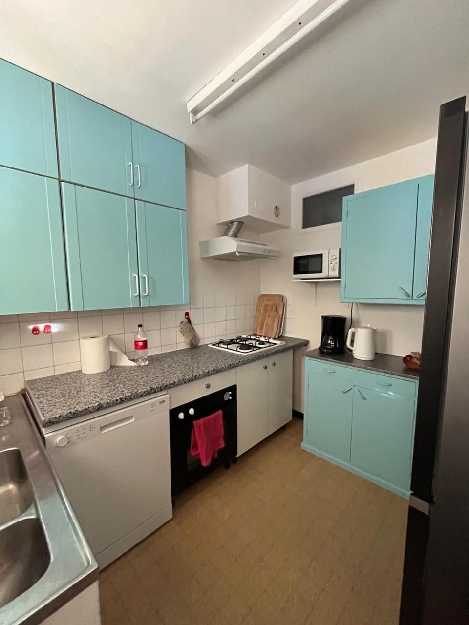 Coffee/tea facilities, dishwasher, microwave, oven, stove, kitchen
