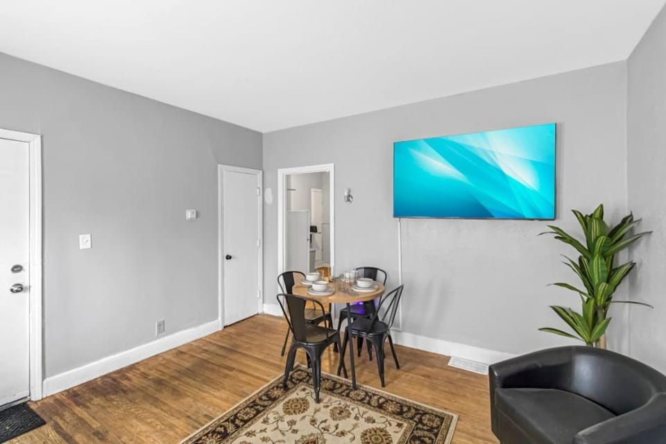 Cozy 1BR Buffalo Home Near Canalside, Allentown Sleeps 4, Pet-Friendly, Easy First-Floor Access House in Buffalo