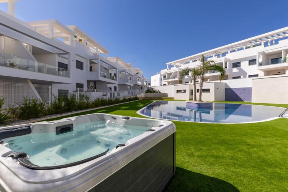 Hot Tub, Swimming pool