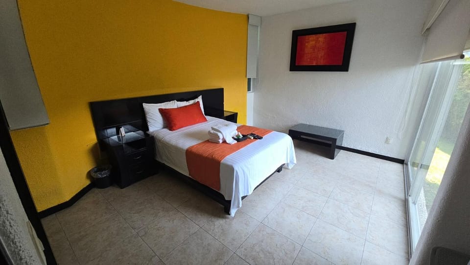 Apartment with Pool, Gym & A/C Suite Hotel in Santiago de Queretaro