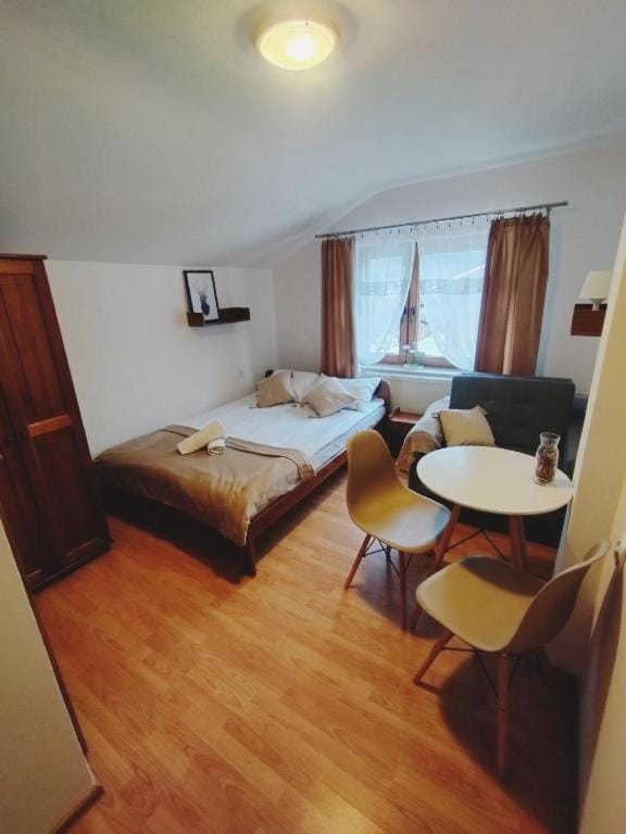Bed, Photo of the whole room, towels