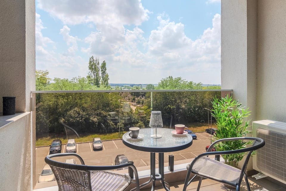 Property building, Balcony/Terrace, Balcony/Terrace