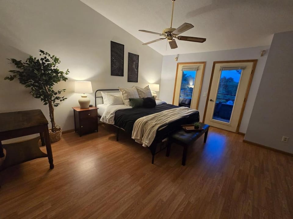 Spacious 2-Story Condo by the Lake Apartment in Lake Delton