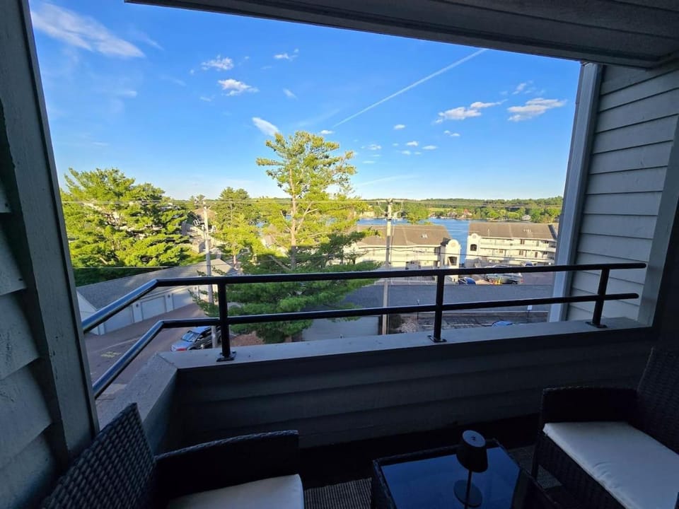 Spacious 2-Story Condo by the Lake Apartment in Lake Delton